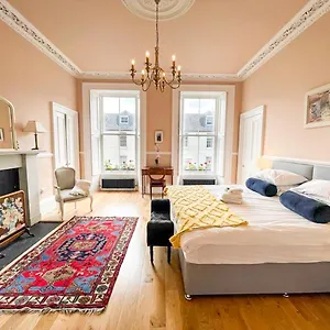 Apartment Remarkable 5br Townhouse With Garden, Sleeps 12, Edinburgh