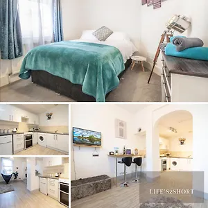 beautiful-central-exeter-apartment-w-parking.cardiffhotelswales.com/